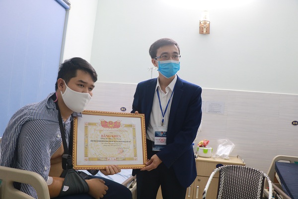 Bí thư Thành đoàn thăm, tặng Bằng khen Thiếu úy Đặng Trí Chung bị thương khi làm nhiệm vụ